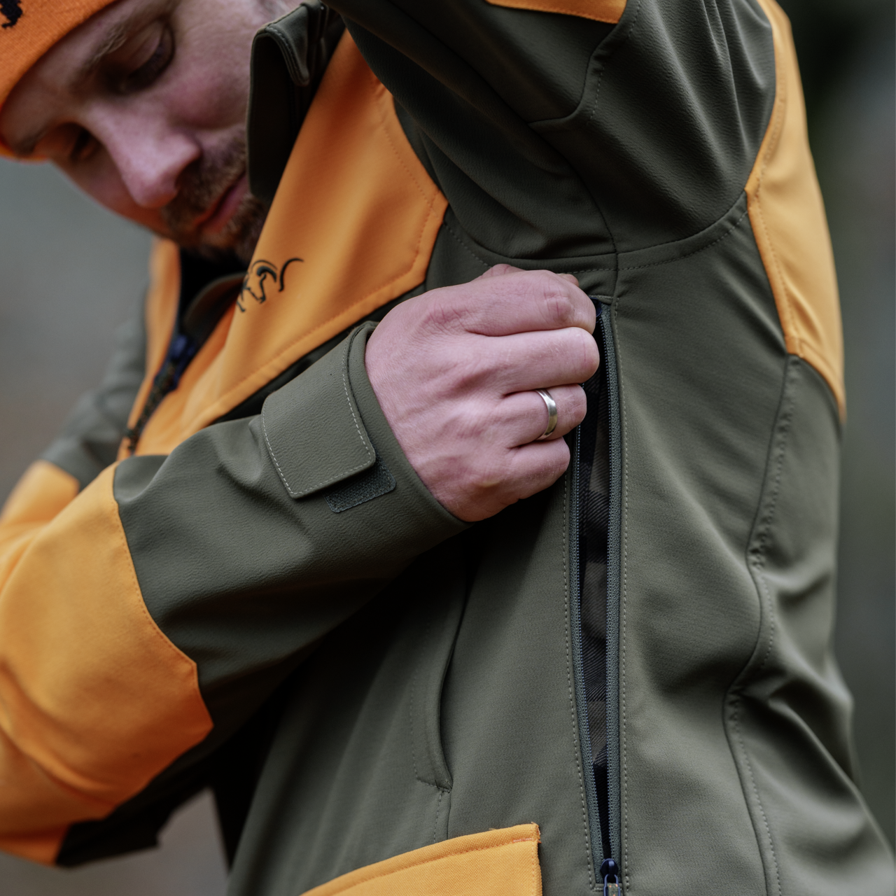 Blaser Herren Tackle Softshell Jacke dunkel olive / blaze orange